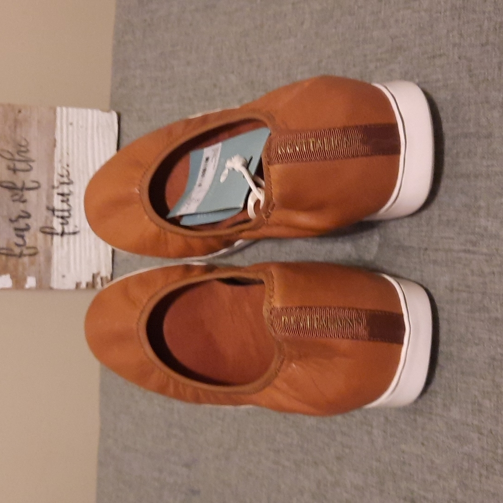 NWT Revitalign leather shoes w/ inserts- size 11
